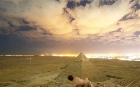 Photo Of Two People Banging On Top Of The Great Pyramid。